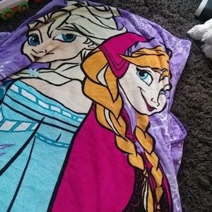 Twin sized bed cover blanket Frozen characters